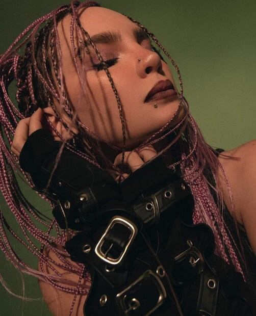 Belinda sorprende con look punk sexy