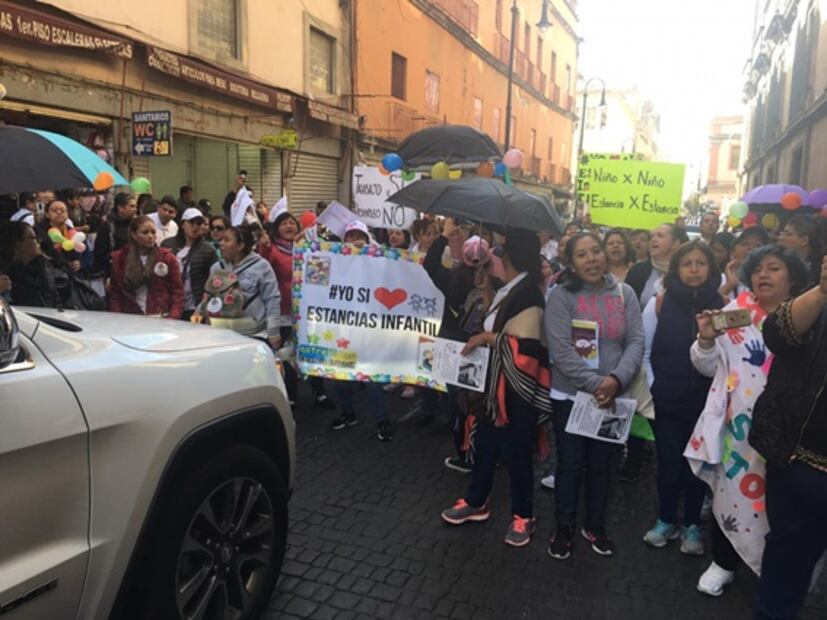 Protestan representantes de estancias infantiles en Palacio Nacional 