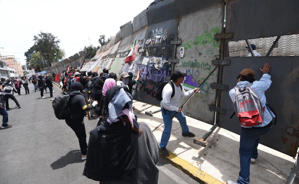 Más de 400 integrantes del Enjambre estudiantil de la Universidad Autónoma del Estado de México, marcharon para exigir la destitución de Isidro Rogel encargado del despacho de la UAEMex. Foto: Arturo Contrera/EL UNIVERSAL