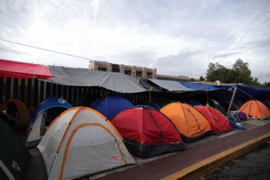 CNTE instala campamento frente a San Lázaro