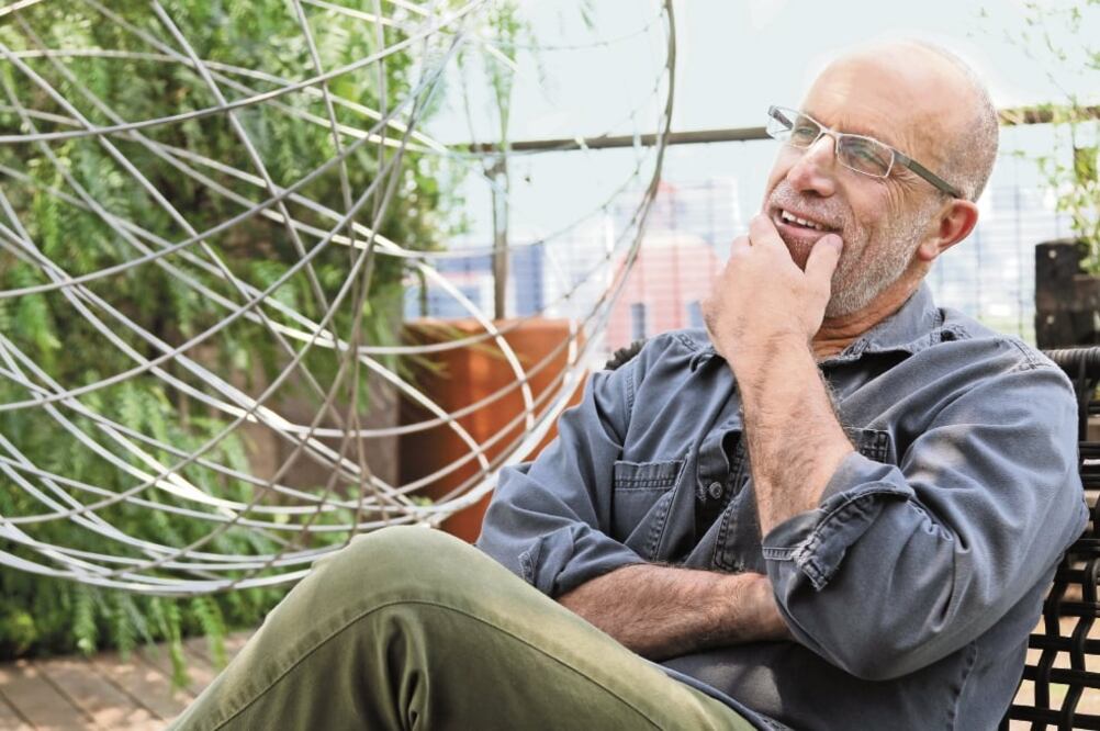 Alberto Kalach reconoce que se dio un paso con la salida de Presidencia de Los Pinos, pero cuestiona que aún haya una fuerte presencia militar en la zona. Foto/CARLOS MEJIA. EL UNIVERSAL
