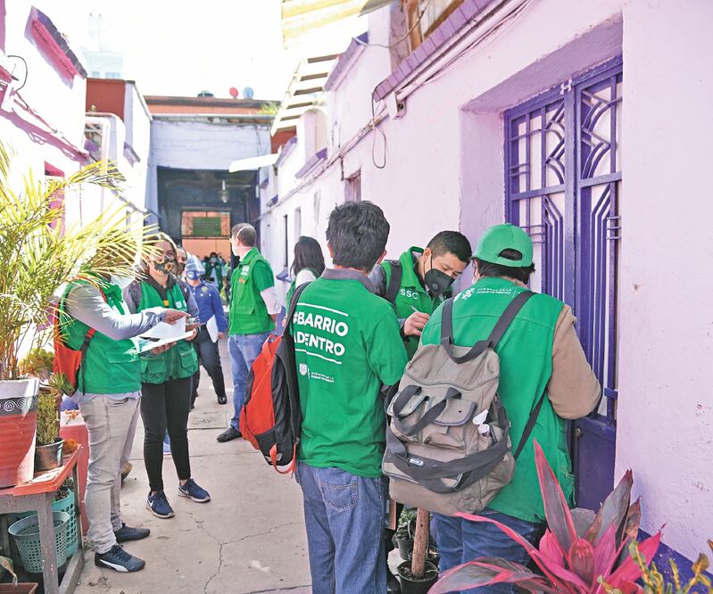 Los brigadistas se desplazaron por las calles Santa Veracruz, Callejón de San Juan de Dios, 2 de Abril y Pensador Mexicano. Hubo vecinos que celebraron la estrategia, en otros domicilios no fueron recibidos. Foto: HUGO GARCÍA. EL UNIVERSAL