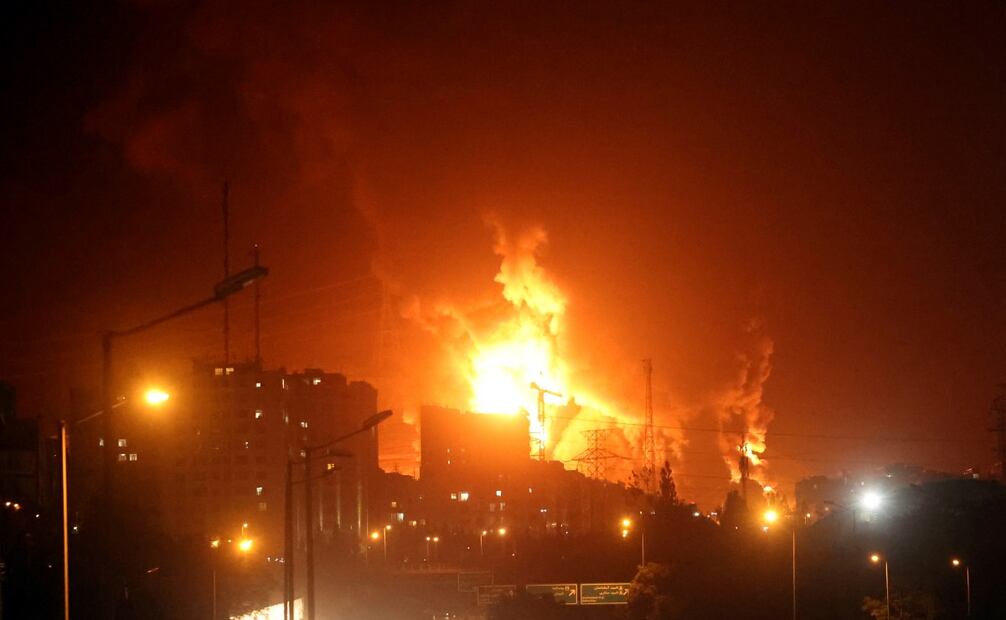 Fuego y humo se elevan desde un almacén de petróleo en Teherán, Irán, el 15 de junio de 2024. Israel continúa sus ataques contra el programa nuclear y las instalaciones energéticas de Irán. Foto: EFE