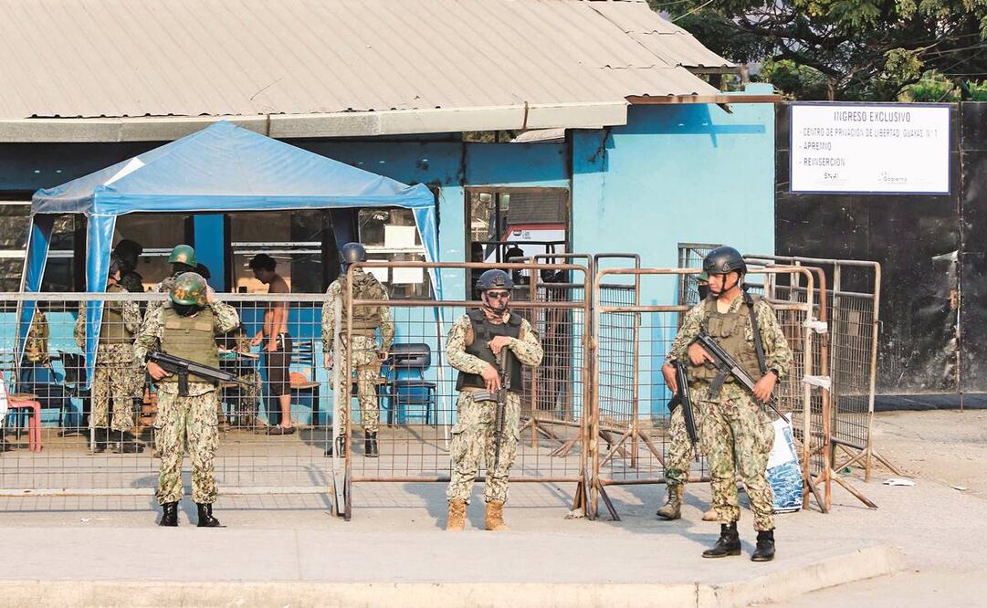 Soldados montan guardia frente a la Penitenciaría del Litoral en Guayaquil, Ecuador, después de que estallaron nuevos enfrentamientos el lunes pasado. Foto: Gerardo Menoscal/ AFP