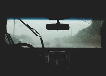Aplica estos trucos para desempañar los vidrios del auto cuando llueve