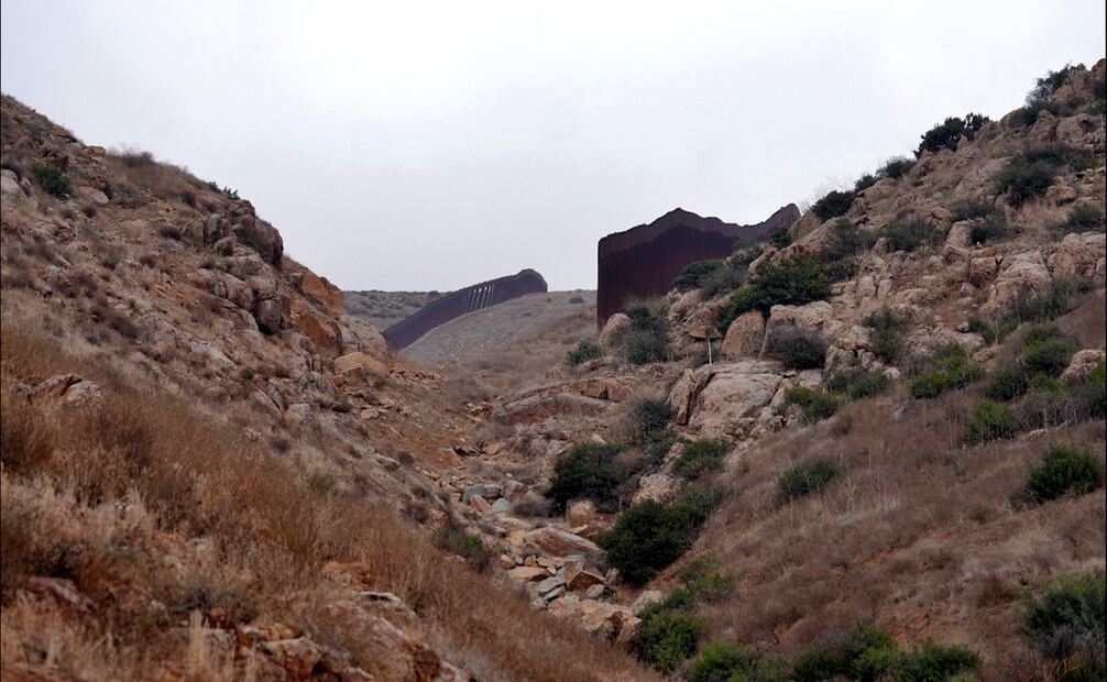 Nido de las Águilas, un tramo de unos 500 metros sin muro y uno de los preferidos de los coyotes o traficantes de personas en décadas. Foto: EFE