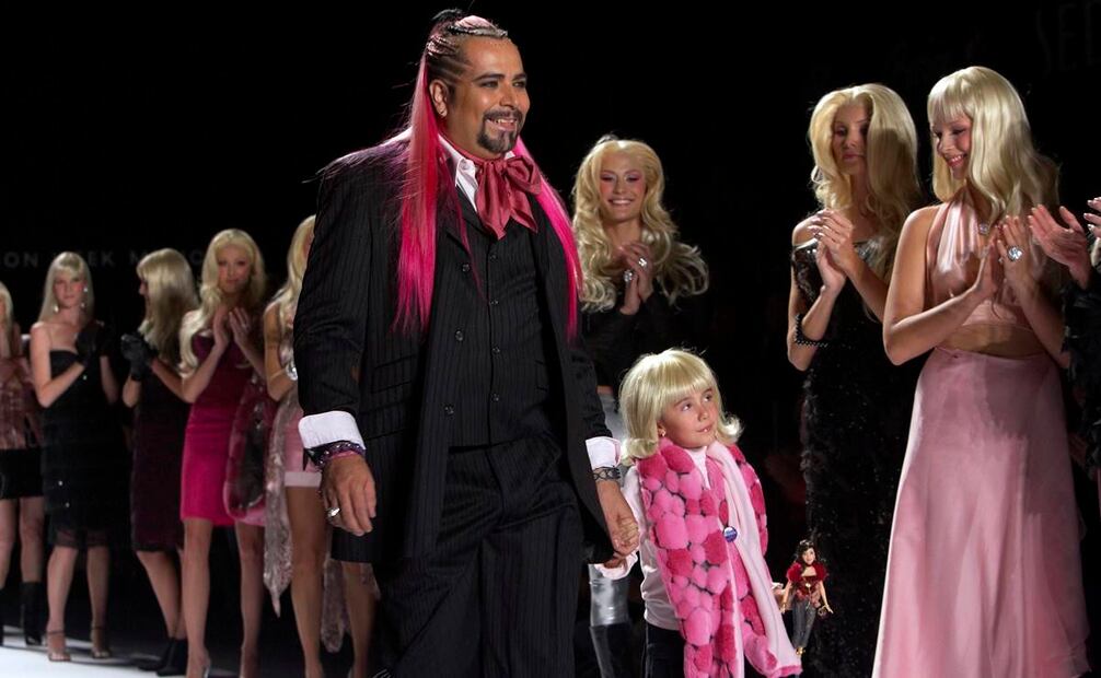 La personalidad de Terrones muchas veces hacía eco en su imagen, a veces tan llamativa como se vio en la presentación de sus diseños para muñecas Barbie en 2007, durante la Mexico Fashion Week. Foto: AP/Gregory Bull.