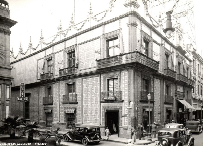 Vista del callejón Condesa, a la izquierda, en la esquina de la calle de Madero, alrededor de 1935. En el callejón se alcanza a ver el letrero del Salón de Belleza Marinella y enfrente la Casa de los azulejos, donde hoy vemos una sucursal de una famosa cadena de restaurantes. Col. Carlos Villasana.