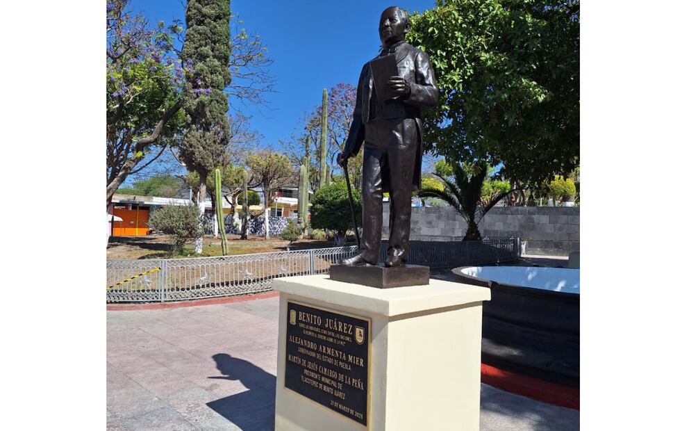 La escultura de Benito Juárez fue colocada en la plaza principal del municipio de Tlacotepec de Benito Juárez, Puebla (12/04/2025). Foto: Especial