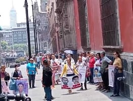 Caso Ayotzinapa: Llegan familiares de 43 normalistas desaparecidos a Palacio Nacional; se reunirán con Sheinbaum