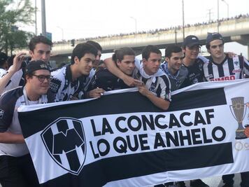 Aficionados de Rayados beben alcohol en vía pública frente a la policía