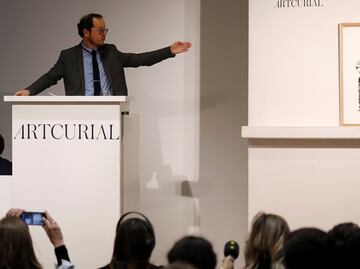 Sin percances, subastan en París obras de Banksy