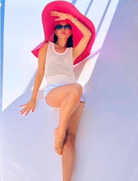 Eiza González luce maxi sombrero rosa, al más puro estilo de Barbie