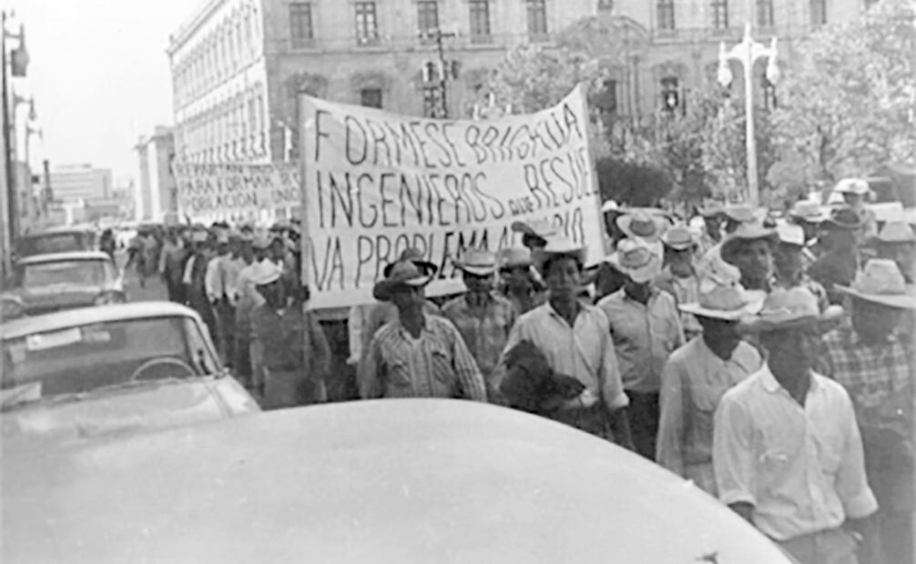 Manifestación campesina en la Plaza Hidalgo de la ciudad de Chihuahua de la lucha por la tierra. Uno de los hijos de los Cuatro Amigos baleó a un joven en un acto de provocación, pero no tardó en salir de la cárcel y como recompensa a su delito le dieron una credencial como Policía del Estado. Foto: ESPECIAL.