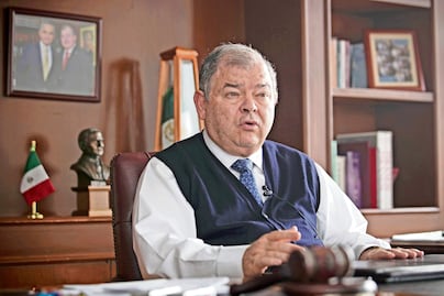 Elías Azar presenta su renuncia al Tribunal capitalino