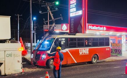 Chofer de transporte urbano convulsiona y choca contra poste de luz en Hermosillo; hay 12 heridos