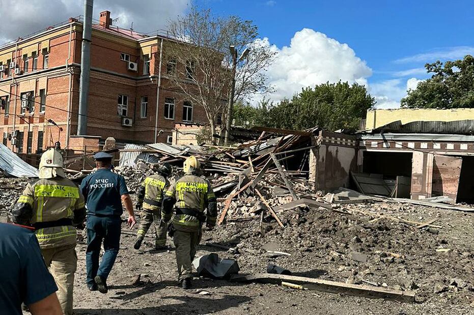 En la foto, el gobernador de la región de Rostov del Don muestra el lugar donde ocurrió una explosión, en Taganrog, Rusia. Foto: AP