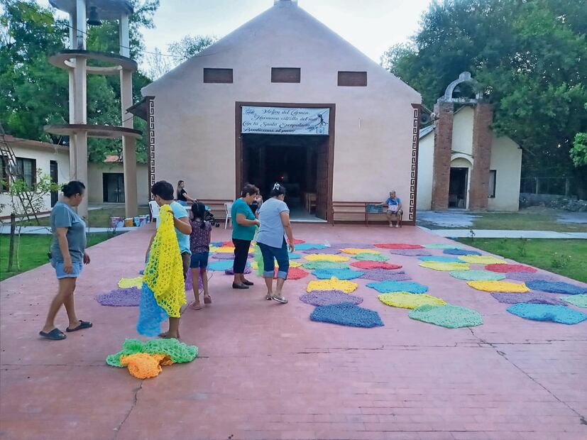 El techo tejido tendrá siete colores diferentes y estará listo el 16 de julio, para la tradicional fiesta de la Parroquia de la Virgen del Carmen. Foto Especial