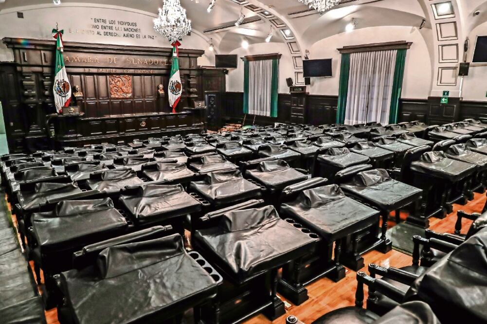 Los escaños en el salón del pleno fueron cubiertos con fundas plásticas en espera de que los diputados constituyentes inicien sesiones el próximo 15 de septiembre (YADÍN XOLALPA. EL UNIVERSAL)