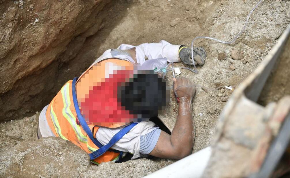 Hombre herido por el derrumbe fue auxiliado por autoridades (23/07/2025). Foto: X @PCJalisco