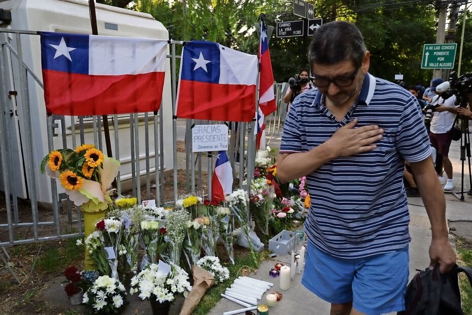 Chilenos dejaron ofrendas florales y simbólicas a la entrada de la casa de Piñera, tras enterarse de su deceso en un accidente aéreo. Foto: Allen Díaz | EFE