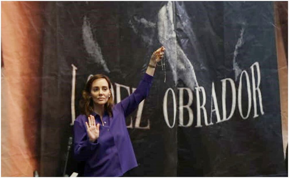 Colocan manta en el Senado con playera de la Santa Muerte y la leyenda "un verdadero hombre no habla mal de López Obrador. Foto: Carlos Mejía/EL UNIVERSAL