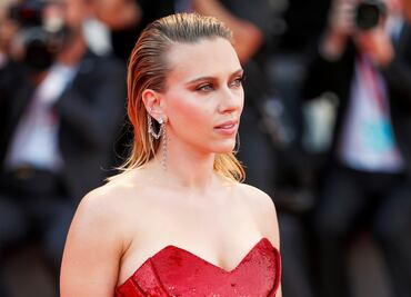 Scarlett Johansson impacta en Venecia con espectacular escote