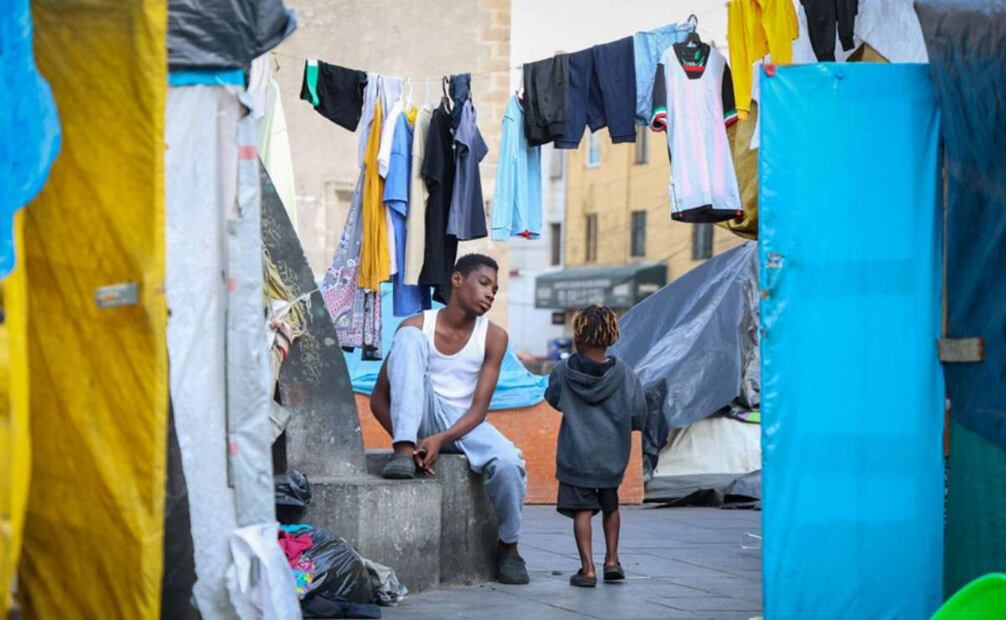 Niños africanos, haitianos y venezolanos juegan en el campamento de la Plaza de la Soledad. FOTO: Luis Camacho.