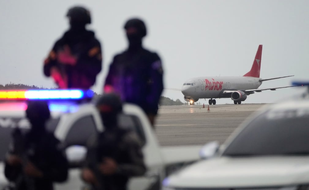 Un avión con migrantes deportados hace meses por Estados Unidos a El Salvador bajo la represión migratoria de la administración Trump aterriza en el Aeropuerto Internacional Simón Bolívar en Maiquetía, Venezuela, el viernes 18 de julio de 2025. Foto: AP