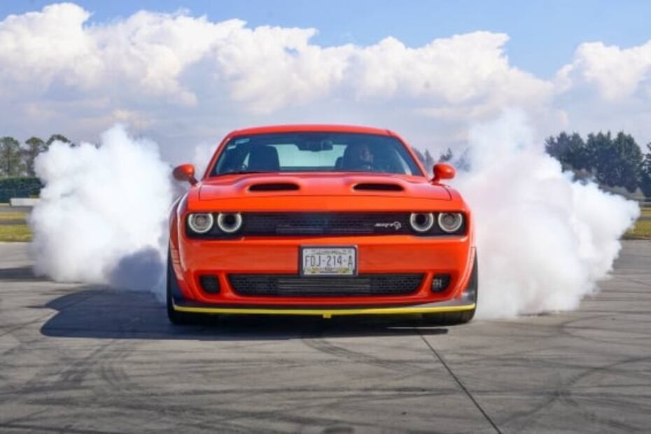 Dodge Challenger Super Stock Vs. Porsche Taycan Turbo S: El poder no lo es todo