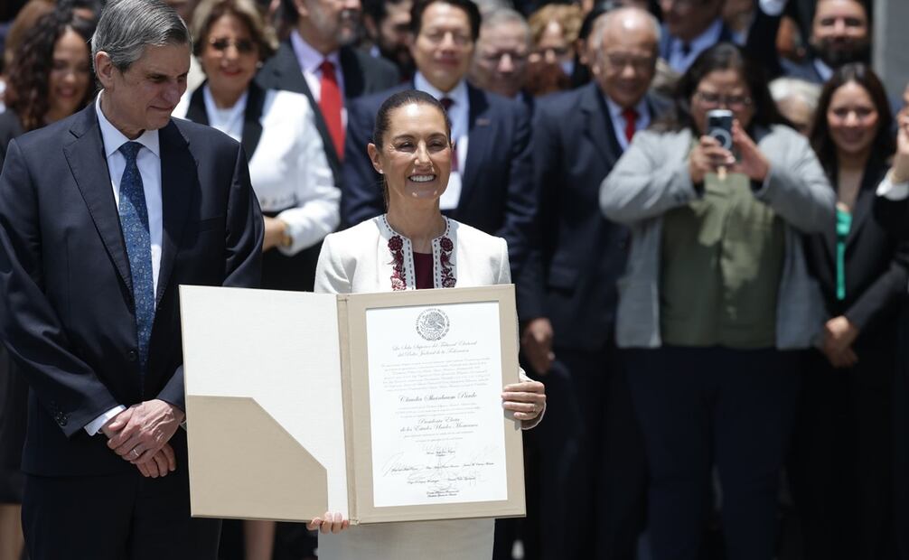 Claudia Sheinbaum y su constancia que la acredita como presidenta electa. Foto: Gabriel Pano. EL UNIVERSAL