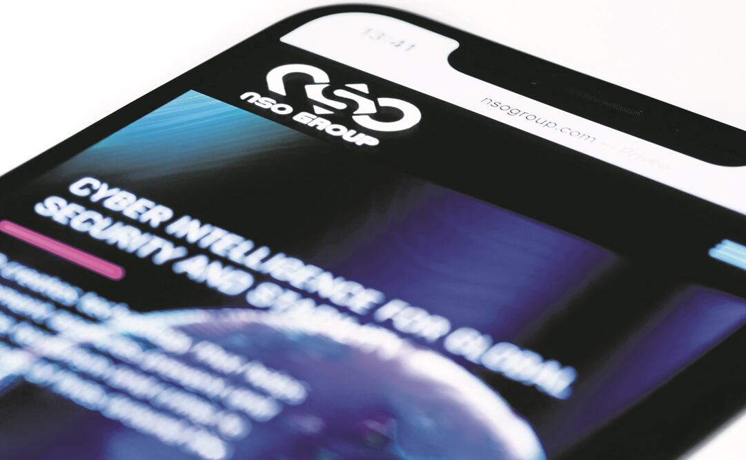 Un smartphone con la web del grupo NSO, que se “consternó” tras ser incluida en la lista negra. Foto: Joel Saget. AFP