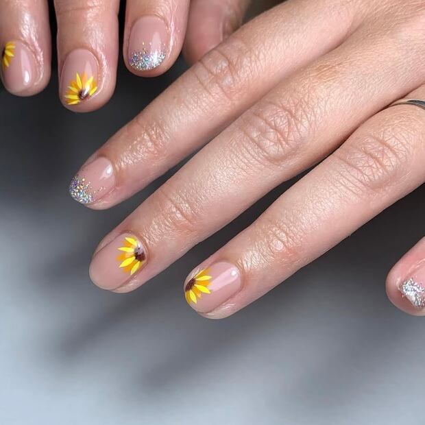 Los diseños florales con brillo son sofisticados. Foto: Instagram @nailsbyrosie