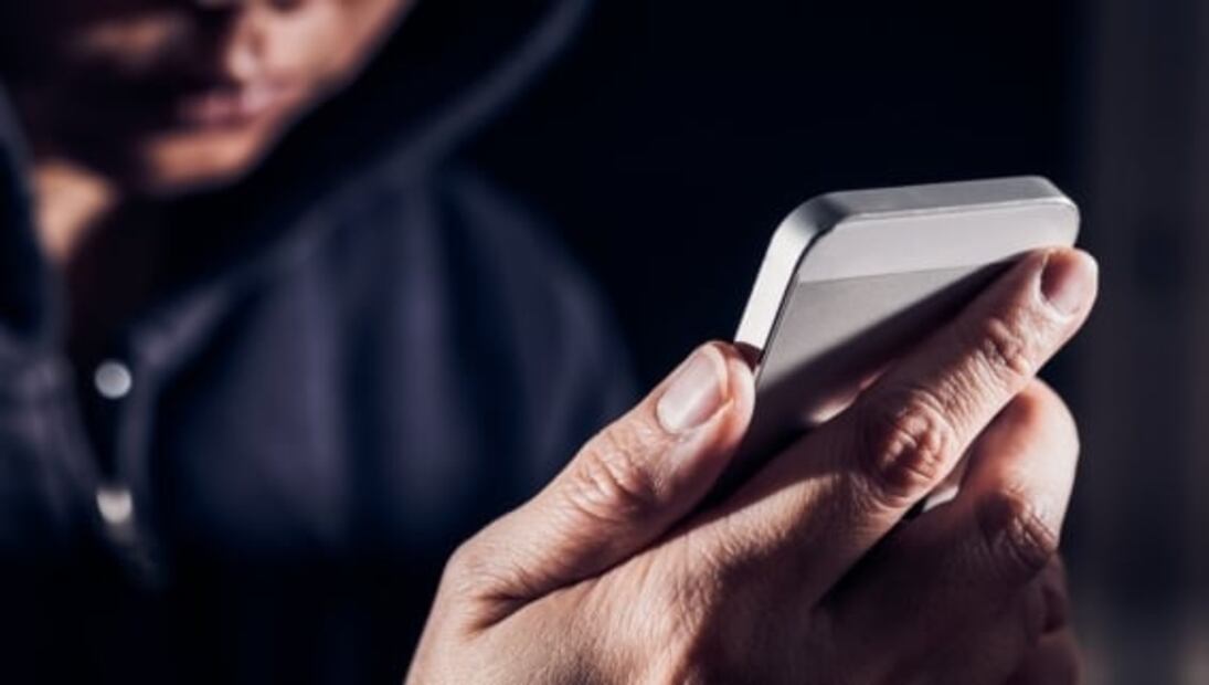 Por qué no debes usar el celular en el baño