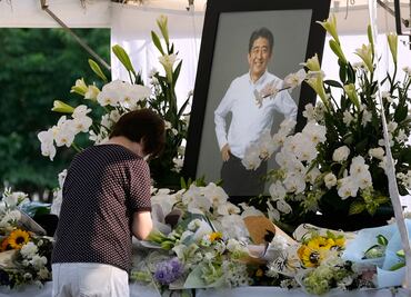Centenares de personas y políticos expresan su respeto a Shinzo Abe en velorio