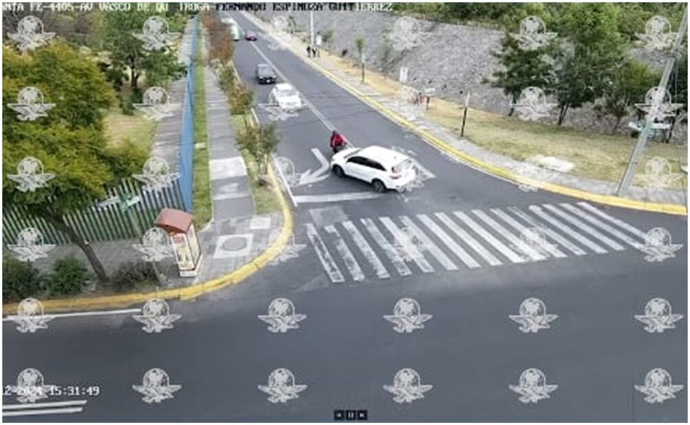 Cámaras de seguridad captaron el momento en que la conductora, Gabriela N, embistió al repartidor Daniel Tadeo en calles de la CDMX (13/12/2024). Foto: Captura de video