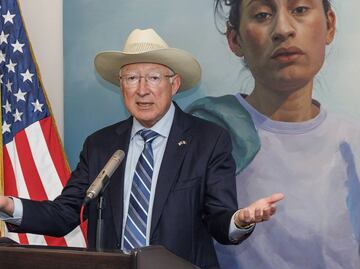 Ken Salazar reconoce a Fernando Valenzuela; “abrió la puerta a beisbolistas mexicanos”, afirma