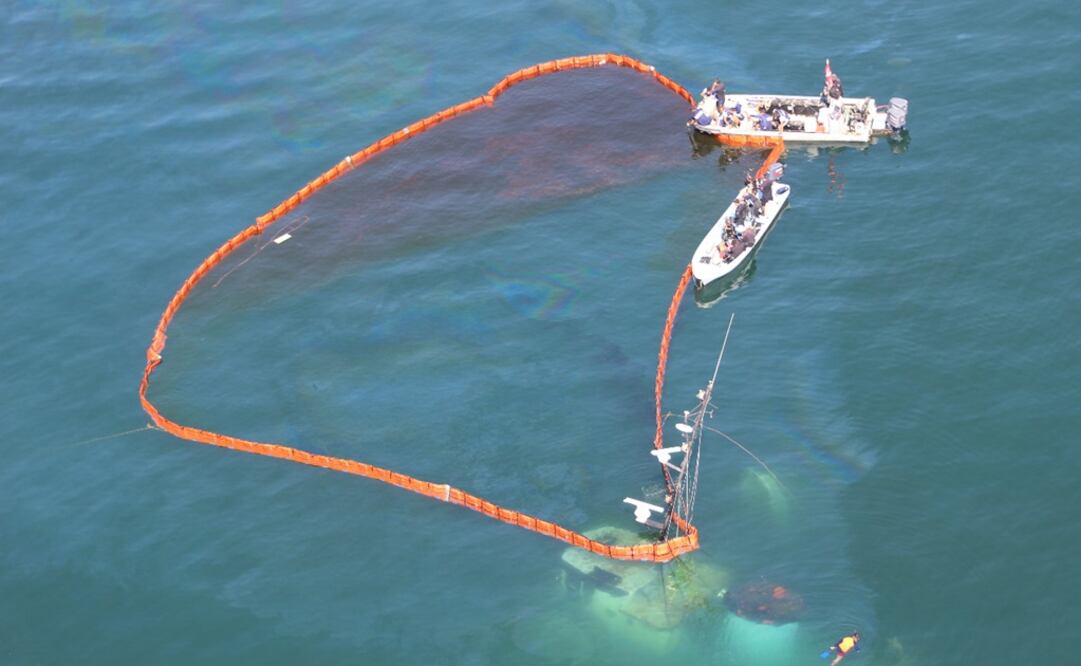 Se espera que en un plazo de 48 horas se recolecte totalmente el combustible derramado. Foto: Especial