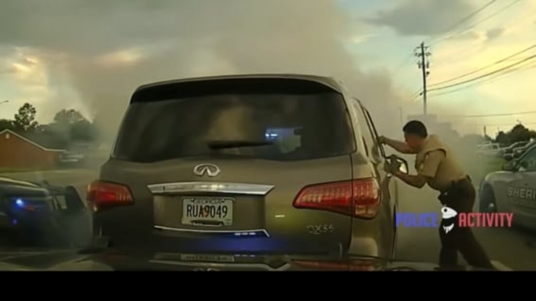 Video: Mujer, con niño a bordo, atropella a policía para evitar ser arrestada