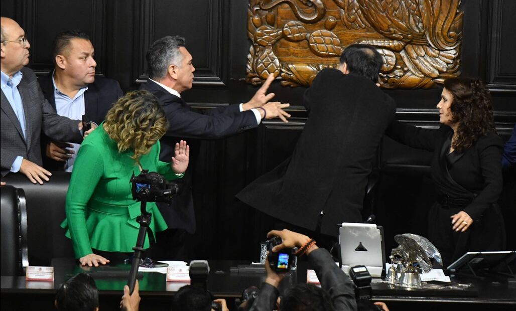Alejandro Moreno reclamó airadamente a Noroña. “¡Te estoy pidiendo la palabra!”, le espetó al encarar al presidente del Senado.
“¡No me toques!”, respondió Noroña. Y fue cuando todo arrancó: ambos forcejearon. Foto: Cuartoscuro.com