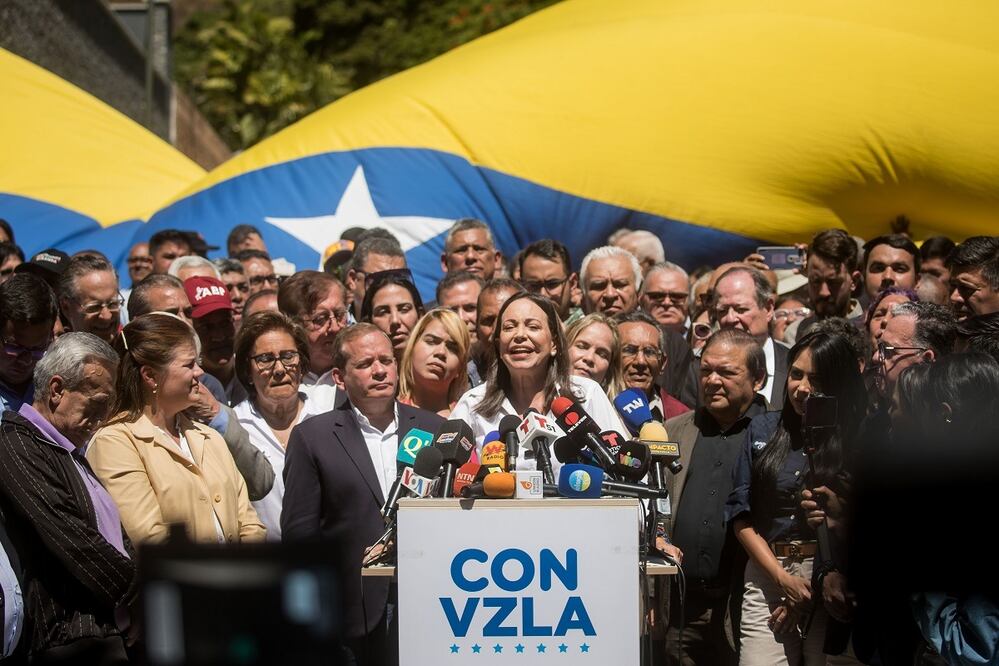 La líder opositora venezolana María Corina Machado ofrece hoy declaraciones a la prensa durante un acto de calle, en Caracas. FOTO: EFE