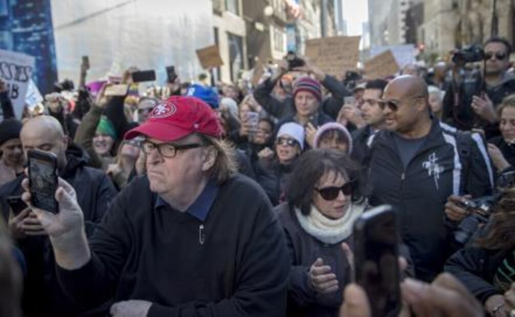 Michael Moore intenta hablar con Donald Trump 