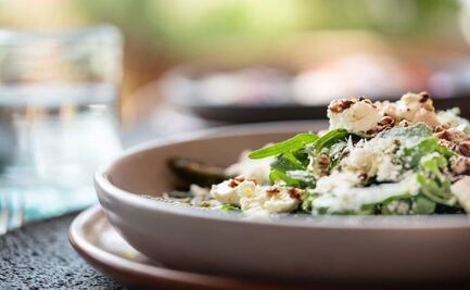 Espárragos rostizados, arúgula, nuez, queso de cabra y parmesano