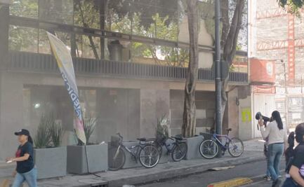 Víctimas de violencia rompen vidrios de la Fiscalía de la CDMX; bloquean Río de la Loza