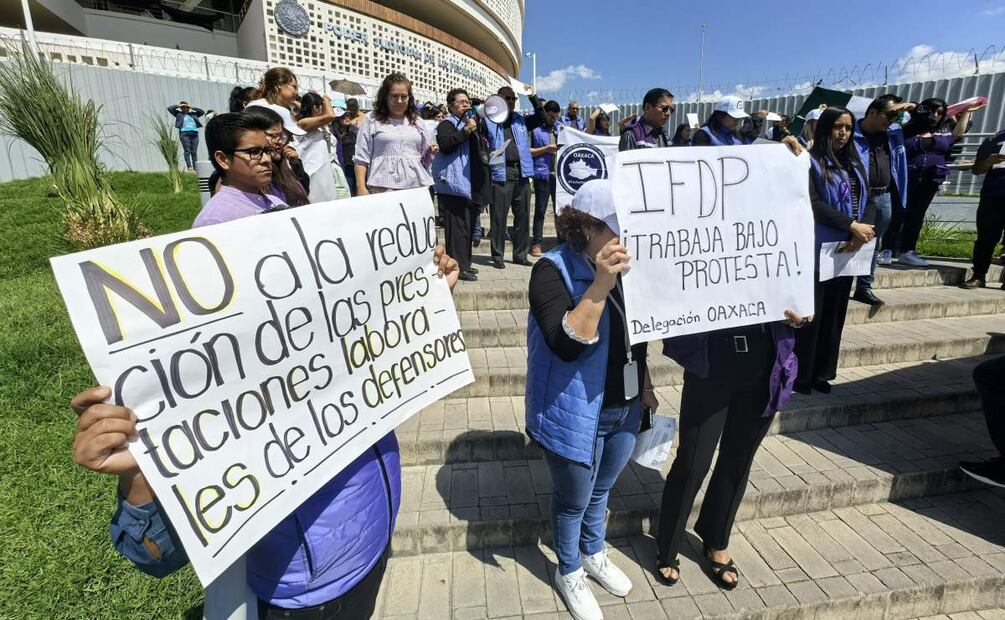 Los manifestantes salieron con pancartas y mensajes contra la reducción de prestaciones laborales en Oaxaca (12/02/2025). Foto: Edwin Hernández / EL UNIVERSAL