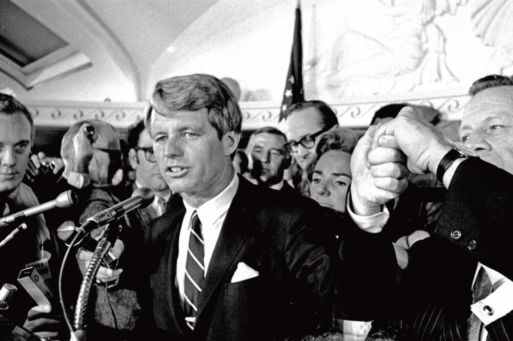 El senador Robert F. Kennedy en una imagen del 5 de junio de 1968, durante un discurso en el Hotel Ambassador, en Los Ángeles. Horas después fue atacado y murió el 6 de junio (AP)