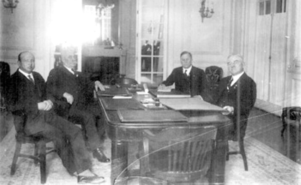 Foto del 14 de mayo de 1923, inicio de las conferencias entre Estados Unidos y México para la restauración de relaciones diplomáticas. De izquierda a derecha, Fernando González Roa, Ramón Ross –mexicanos–, Charles Warren y John B. Payne –estadounidenses–. Foto: Mediateca INAH.