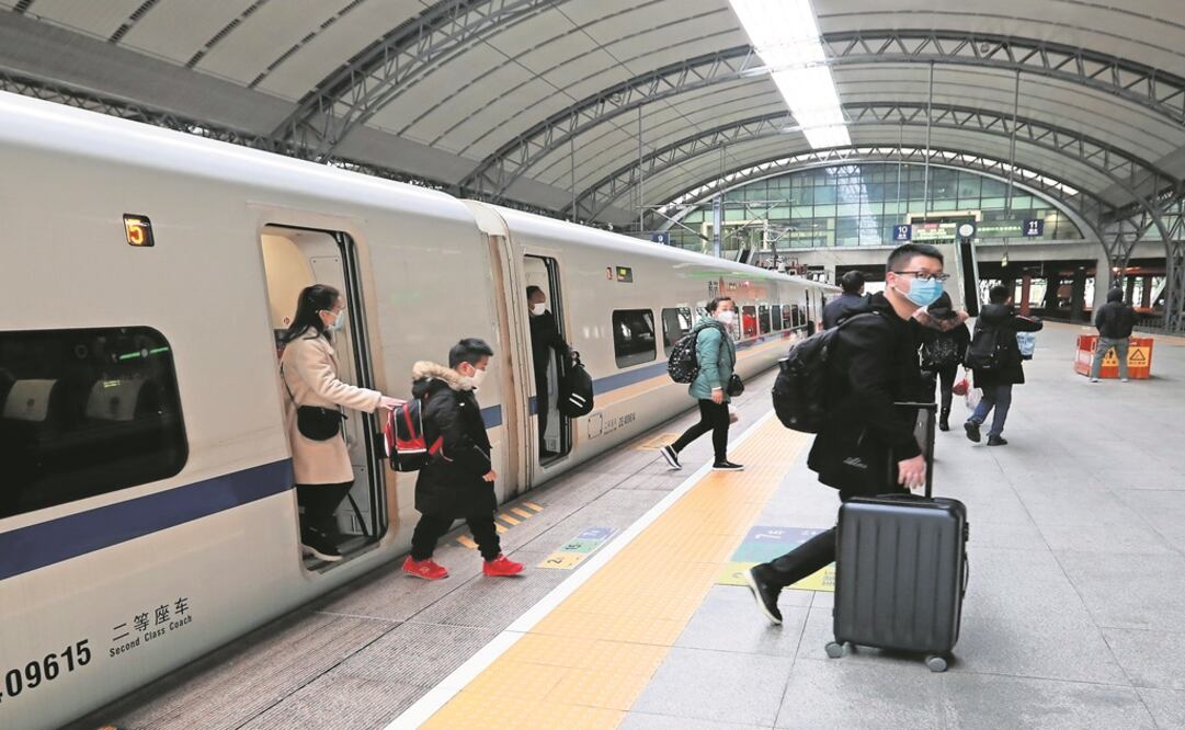Crowds of passengers filed into the city's Wuchang station to catch the first trains set to pull out of the city of 11 million shortly after midnight - Photo: Zhao Jun/Xinhua