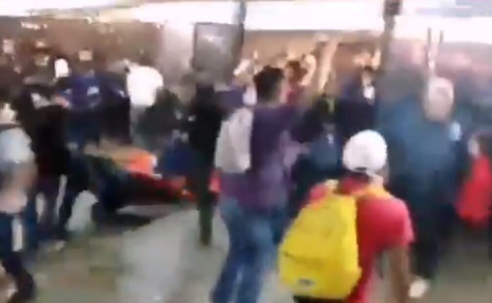 Captan mega pelea campal entre usuarios y policías en Metro Pantitlán