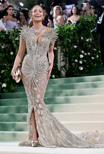 Jennifer Lopez se robó las miradas con este espectacular vestido: Foto: AP